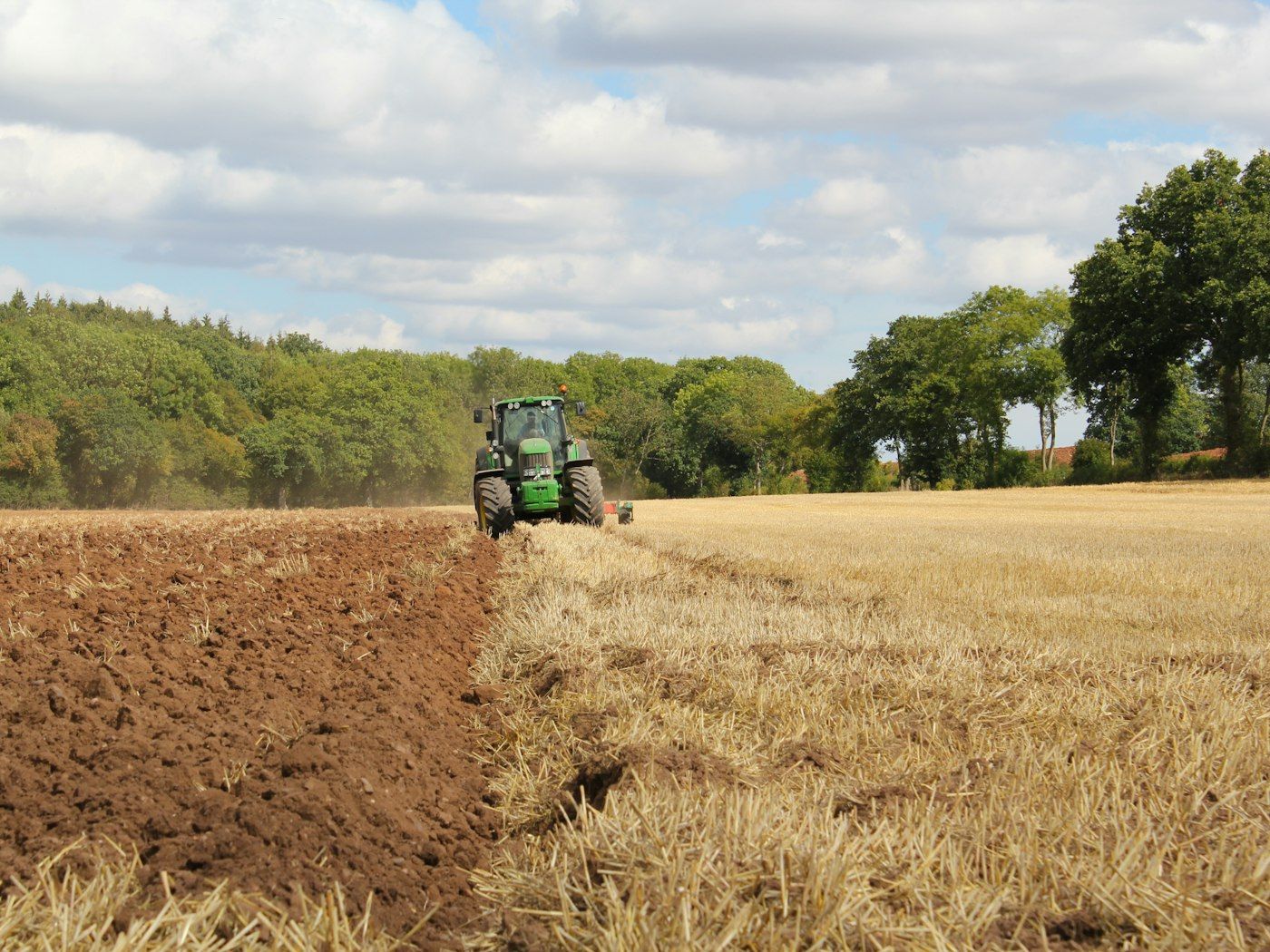 Tracteur au travail dans une parcelle préparée