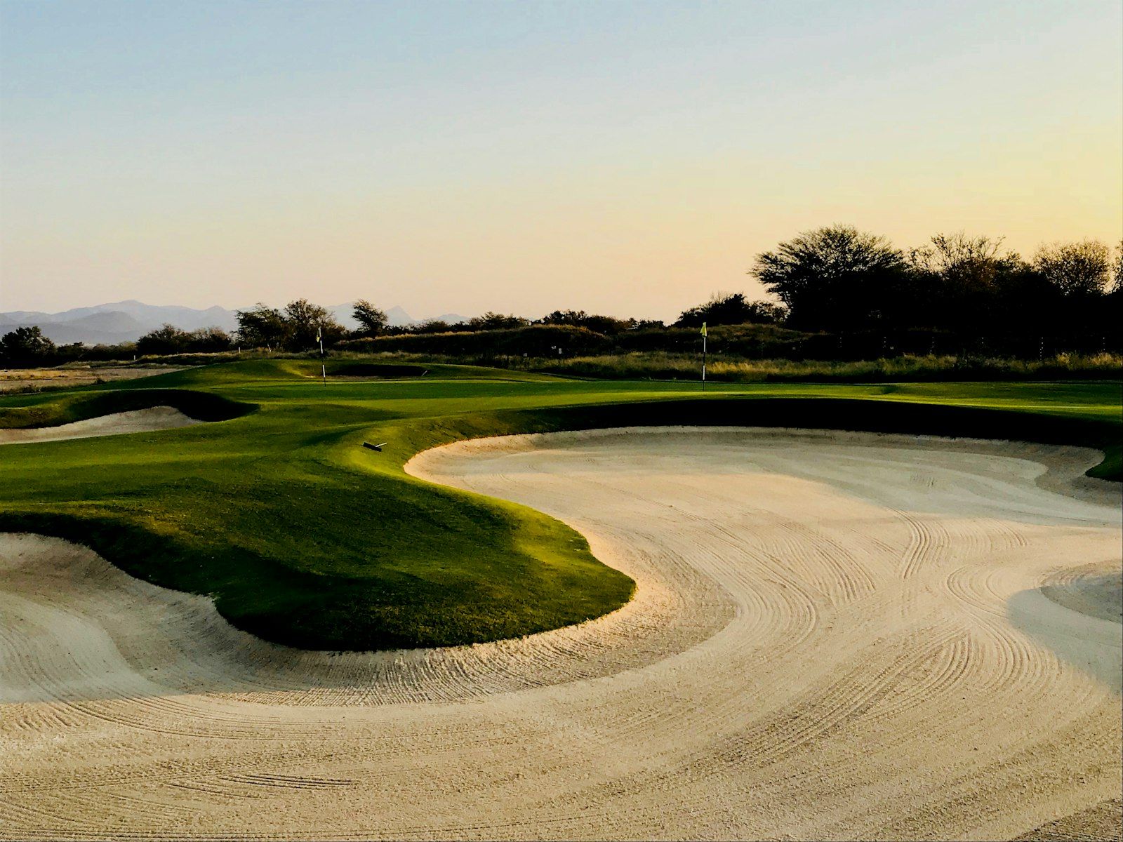 Parcours de golf entretenu en fin de journée